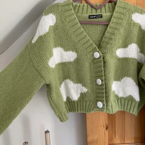 Grön molntröja - Endast testat men har ingen användning för den! Kan mötas i Stockholm annars står köparen för frakten💞