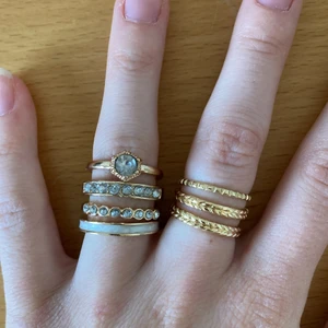 HM Conscious ringar Guld XS/S (16/17) - Guld ringar från HM. Conscious storlek XS/S motsvarar ungefär 16/17 mm. Endast provade och kunde inte returnera i butik. Säljes alla tillsammans för 40:- eller 7:-/st