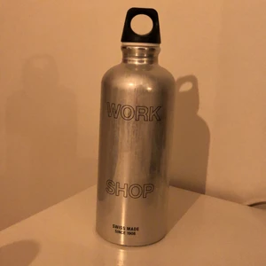 our legacy x workshop vattenflaska - helt oanvänd our legacy x workshop vattenflaska, köparen står för frakt💚 