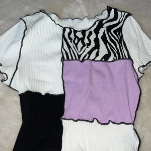 Tröja från shein - Stretchig topp från shein med olika mönster.