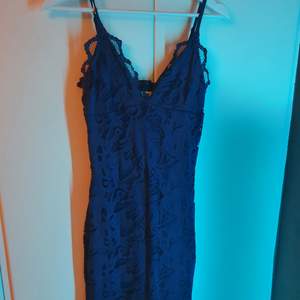 Marinblå klänning i fin spets, storlek S. Skriv för mer info eller bilder. 