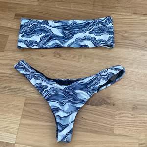 En jättefin bikini från Zaful. Den är oanvänd, endast testad! Den har ett coolt mönster och är superfin under en lös skjorta på Sommaren! Båda delarna är i storlek 36! Alla bikinis skickas nytvättade!🥰