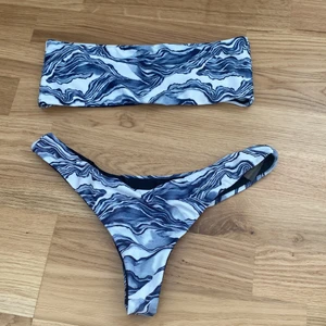 Zaful bikini - En jättefin bikini från Zaful. Den är oanvänd, endast testad! Den har ett coolt mönster och är superfin under en lös skjorta på Sommaren! Båda delarna är i storlek 36! Alla bikinis skickas nytvättade!🥰