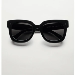 CHIMI glasögon - Ett par fina glasögon från CHIMI i modellen BERRY. Inga repor eller liknande och bra skick. Säljer pga att det inte kommer till användning längre. Köpta för 1200. Har tappat bort fodralet därav priset. Skriv om ni ha frågor eller vill ha flera bilder✨💜Budet ligger på 500, köp direkt för 560