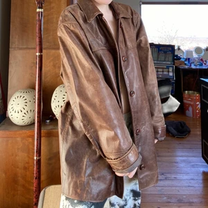 Läderjacka  - Äkta läderjacka i storlek 52 (jag brukar själv ha storlek S som referens)