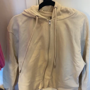 Hoodie lager 157 - Säljer denna zip-hoddie från lager 157 i storlek XS/S. Den är aldrig andvänd hoodien är beige.