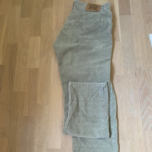 Beiga manchesterbyxor Levis  - Beiga Manchesterbyxor från Levis i storleken W33 L34. Jättefint skick.  