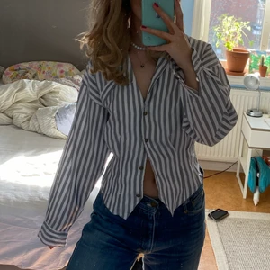 Randig skjorta/blus  - Randig skjorta/blus. Storlek s/m, bra skicka