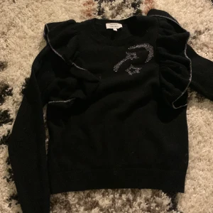 & other stories tröja stl S - Säljer denna super fina & other stories tröja 💗 jätte fint skick stl Smen passar även xs-m också 💗  skriv privat för fler bilder/information 💗 frakt kostar 60 kr💕 Den har silver detaljer på volang ärmarna och trycket