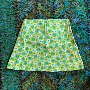 Retro kjol - Minikjol köpt på Beyond retro i 60/70-talsmönster