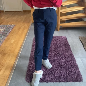 Kostymbyxor marinblåa - Nyköpta marinblåa kostymbyxor från Carin Wester i storlek 38, fickor på framsidan och mjukt material som sitter skönt. Köptes för 499 och budgivningen startar på 249, skriv privat om du är intresserad. Går att använda året om och matchar till det mesta
