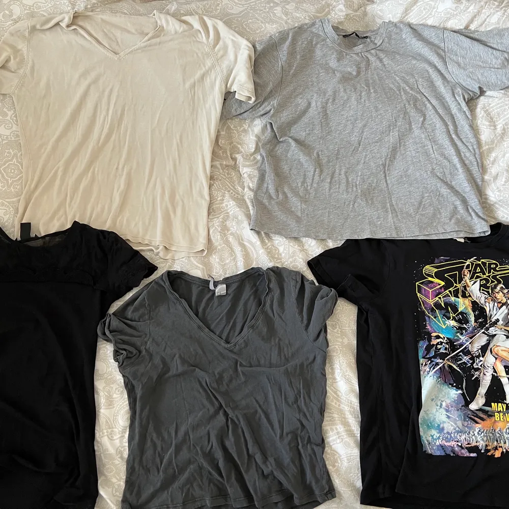 Alla t-shirts 35kr styck, blandade märken ✨ Kom privat för bättre bilder🌸 Frakt tillkommer🚚. T-paidat.