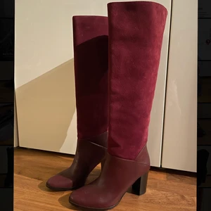 Intressekoll, Nya skinnstövlar, Whyred  - Helt nya vinröda stövlar från Whyred i skinn och mocka. Har tyvärr aldrig kommit till användning 💚