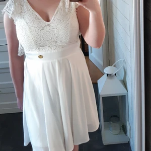 Vit klänning! - Vit klänning ifrån Bubbleroom i storlek S. Använt den 2 gånger och säljer den då den blivit för liten på mig! Den är öppen i ryggen och jag är 160cm lång och den går ovanför mina knän! Inga difekter och ser ut som en ny! Perfekt till student eller skolavslutning! Kan skicka fler bilder vid intresse!💜💕💞💓💗💖