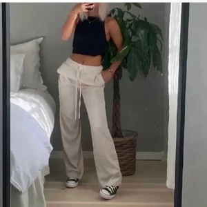 trendiga byxor - köpte dessa trendiga byxor på plick men de passade tyvärr ej, fin ljusbeige färg och snygg passform😋 lånade bilder