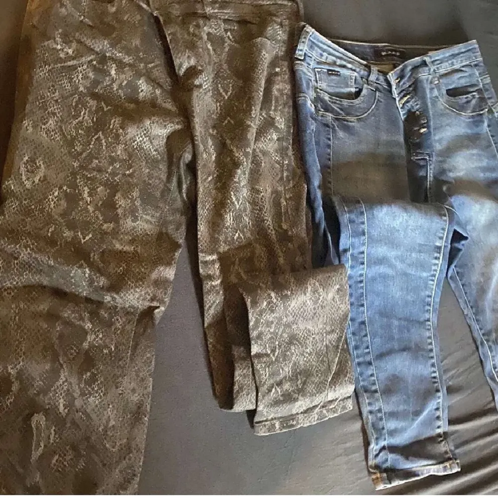 Märkes jeans en från Italien och en byxa från Kappahl. Knappt använda. Båda för 250kr. Den blåa byxan har storlek 31 . Jeans & Byxor.
