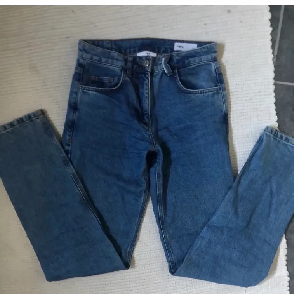 Midrise straight leg jeans i gott skick <3 märke: collusion. frakt 66kr. Jeans & Byxor.