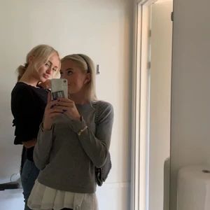 Tröja zara  - Grå tröja ifrån zara. Tunnare material med en liten dragkedja i nacken samt några uppklippningar vid ärmarna (kom provat för bilder). Det vita hör inte till tröjan! 💕