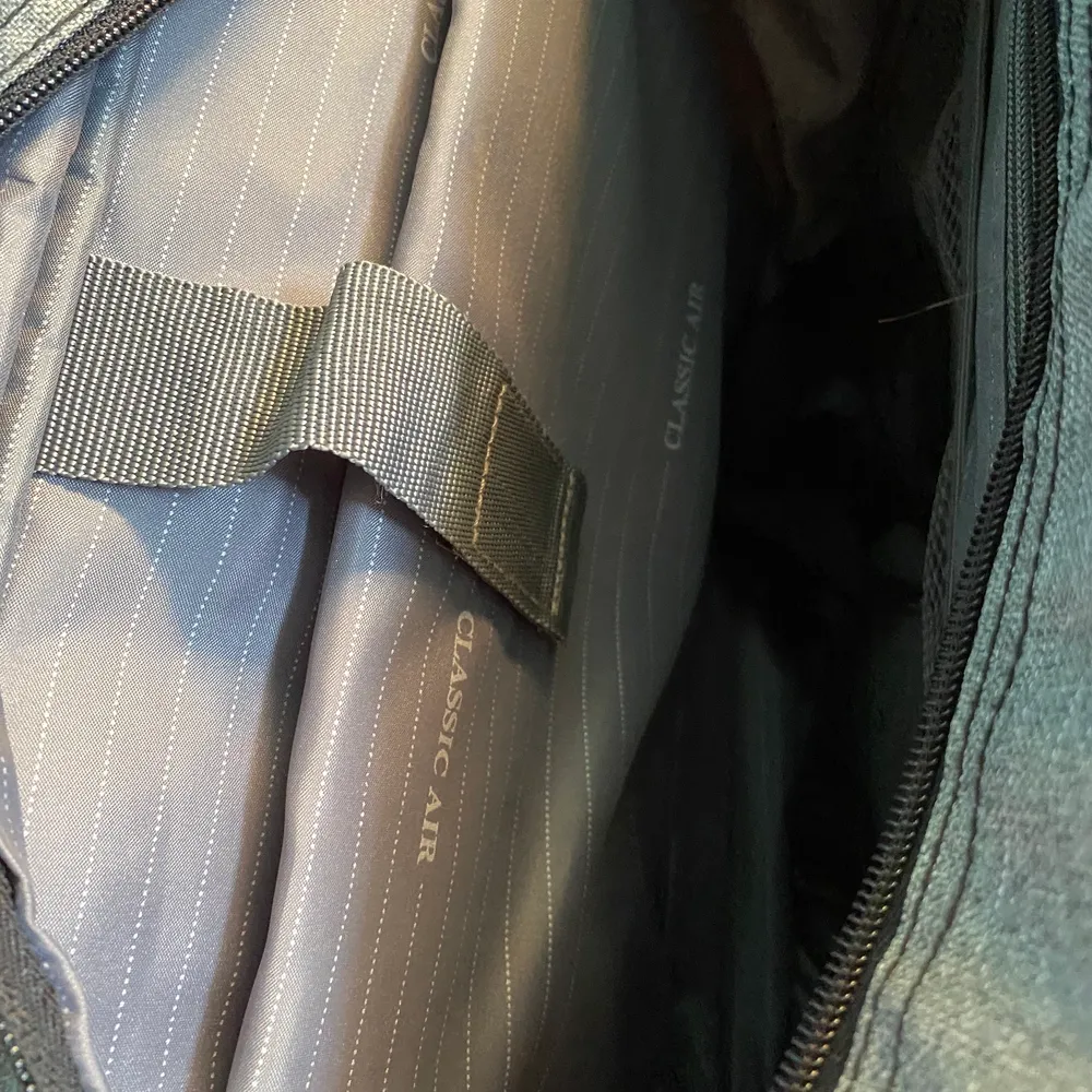 Säljer min väska som jag fick som gåva för flera år sedan, den är anpassad för att sätta på en resväska när man flyger och har ett fack för en dator. Hör av för mer detaljer . Väskor.