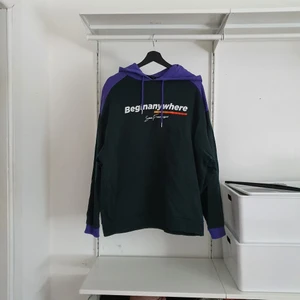 Hoodie  - En hoodie ifrån Asos egna märke. Färgen är inte helt svart, utan lite mer åt det gröna hållet. Aldrig använd. Har ni några frågor eller vill ha fler bilder är det bara till att skriva. Betalning via swish.