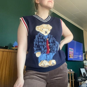 Cider väst - Stickad väst från Cider med en stor Björn framtill🐻 aldrig använd och lappen är kvar.  Frakt tillkommer och jag erbjuder alltid spårbar frakt.