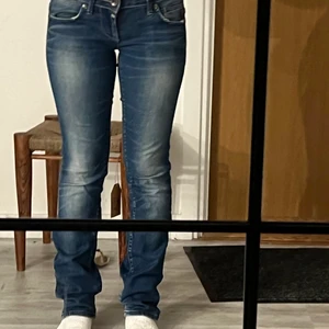 Byxor strl S - Mörkblåa jeans som tyvärr är för små för mig. Väldigt snygga lågmidjade jeans. Storlek S 💙