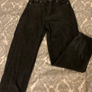 Högmidjade mom jeans  - Högmidjade svarta mom jeans från H&m. Dem är i storlek 36. 