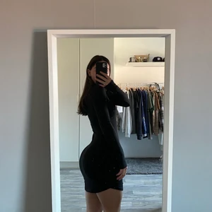 Svart klänning.  - En svart klänning från Nelly. Med en liten slits på sidan. 