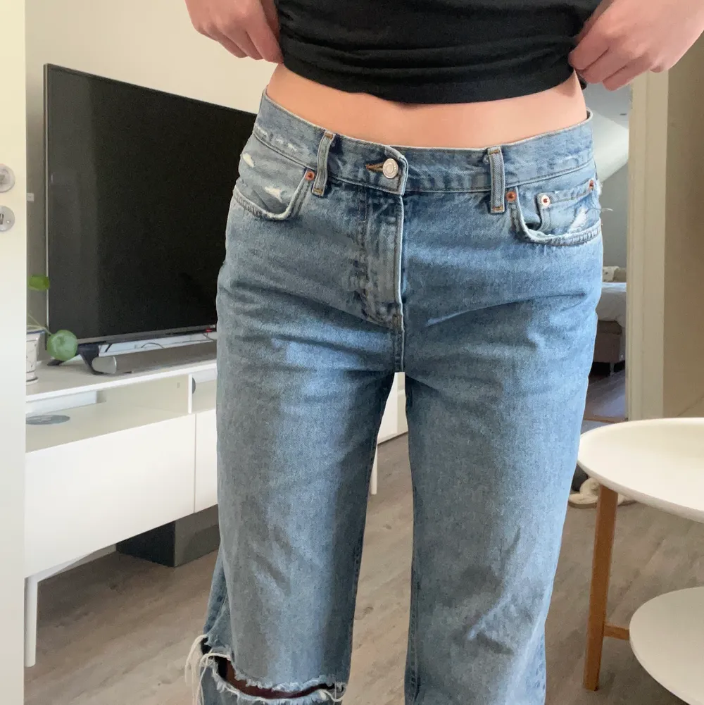 Snygga jeans från zara med hål i knät på ena benet. Snyggt oversized jeans och jeansen är i strl 38. Dem är Low waist.. Jeans & Byxor.