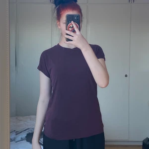 Lila, t-shirt, ginatricot - Lila t-shirt ifrån Ginatricot, använd en gång, lent material, mjuk och bekväm 