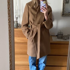 Beige medellång kappa från H&M  - En beige kappa från H&M, knappt använd!  