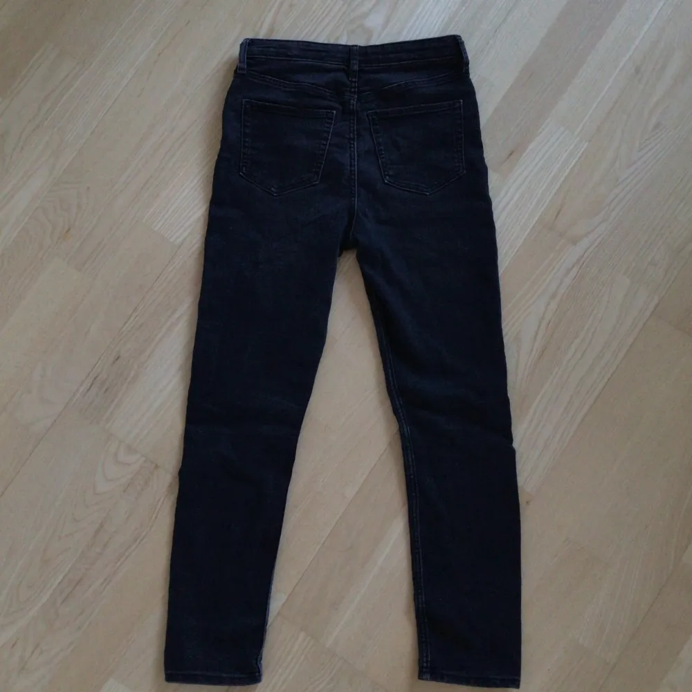Jag säljer ett par svarta hög midjade skinny jeans med 4st knappar💖. Jeans & Byxor.