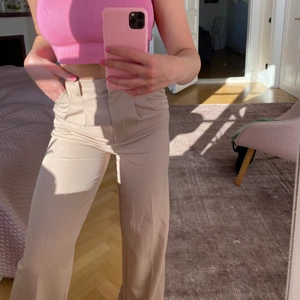 Kostymbyxor  - Beiga kostymbyxor från Bik Bok i strl 34, knappt använda💖 Skickar spårbart