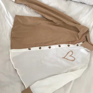 Skjorta - Skjorta i hälften vit och höften beige 