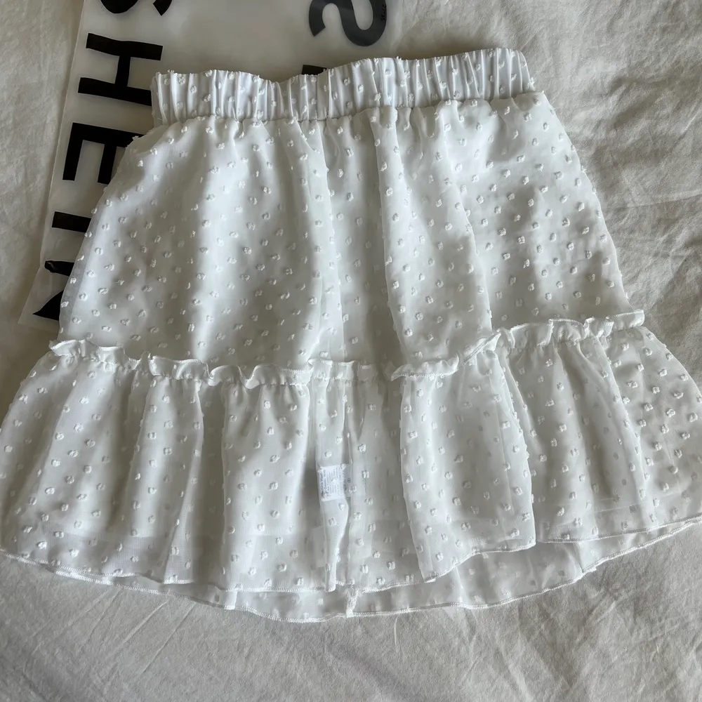 Vit kjol från SHEIN säljes då jag fick hem fel, inte ens testad av mig! Säljer för 110kr MED frakten inräknad🥰. Kjolar.