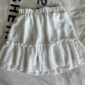 Vit kjol från SHEIN säljes då jag fick hem fel, inte ens testad av mig! Säljer för 110kr MED frakten inräknad🥰