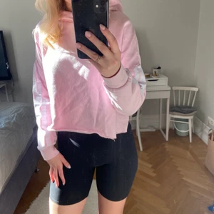 TRÄNINGSTRÖJA ROSA - Supersöt rosa träningströja med vita detaljer på armarna! Croppad passform och mjukt material! Som ny🙌🏼 