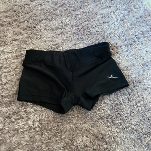  Ett par träningsshorts  -  Jag har aldrig använt de här tränings shortsen