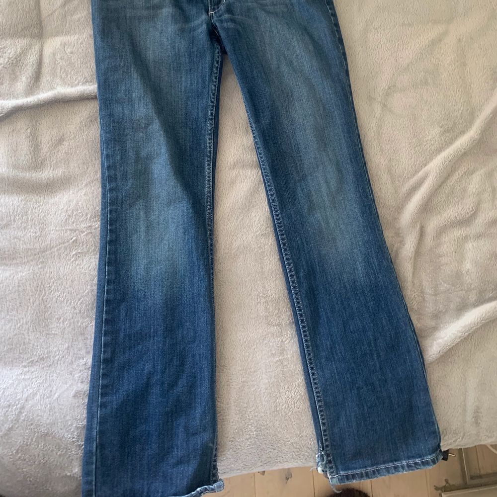 Säljer mina älskade low waist bootcut jeans från boomerang😍 dem är inte överdrivet bootcut i modellen men har klippt lite slits där nere för att dem skulle passa mer som jag ville (bild 3) passar 36. Jeans & Byxor.