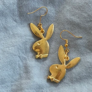 Playboy örhängen - Guldiga örhängen med Playboy-kaniner. 50kr plus 13kr frakt! 🤎🧡