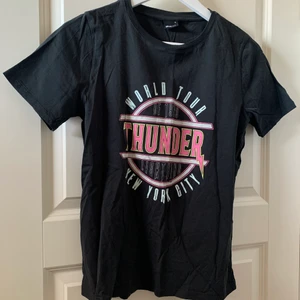 Gina tricot t-shirt storlek M - En basic t-shirt från Gina tricot som inte används alls så säljer den! Köparen står för frakten!