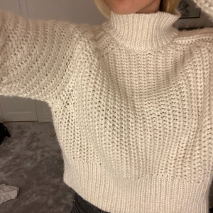 Stickad tröja - Vit fin stickad tröja från H&M, storlek S, helt oanvänd, köparen står för frakt 