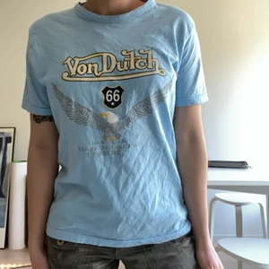 Von Dutch T-shirt M - Vintage Von Dutch T-shirt I strl M, men passar mer en S! Ett litet hål finns i armhålan, men inget som syns när tröjan är på. Köparen står för frakt, eller så möts vi upp i Stockholm 🤍