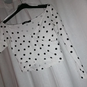 Superfin prickig topp - Prickig top från bbikbok, off the shoulder ish. Passar storlek XS-S. Skönt stretchig tyg🌟