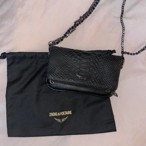 Zadig & Voltaire ROCK NANO SAVAGE  - Väska i helt nytt skick. Den är endast använd vid ett tillfälle. Får plats med det viktigaste ex mobil nycklar kort osv. Priset kan diskuteras