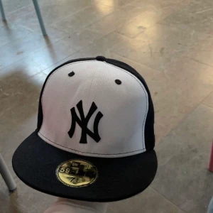 New era keps - Säljer ännu en keps från New era. Används ett par antal gånger. Den är svart/vit