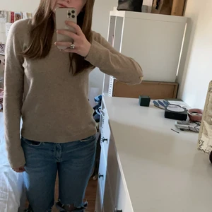 Zadig tröja - Säljer en otroligt fin cashmere tröja från Zadig. Den är i väldigt fint skick och är inte nopprig. Enda defekten är att det är ett mycket litet hål under ena armen, men det är inget som syns när man har på sig den. Säljer då den inte kommer till användning. Storlek S men passar XS också. Nypris ca 3000. Kan tänka mig att byta mot t.ex Maria Nilsdotter smycken. Skickar spårbart.