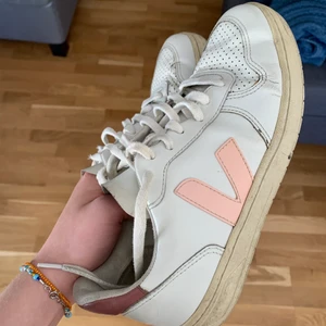 Veja sneakers - Säljer mina vejaskor med rosa detaljer!