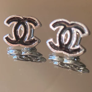 Örhängen - Fake chanel örhängen, aldrig använda💕💕 gratis frakt‼️‼️‼️