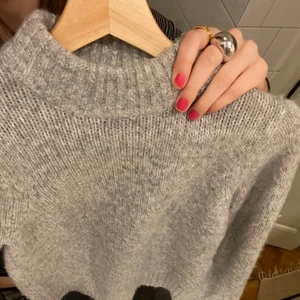 stickad grå - as mysig stickad tröja som jag aldrig använder då jag har för många! passar xs/s, jätte fin krage! rensar o vill bli av med allt nu så därav det låga priset. inga defekter!